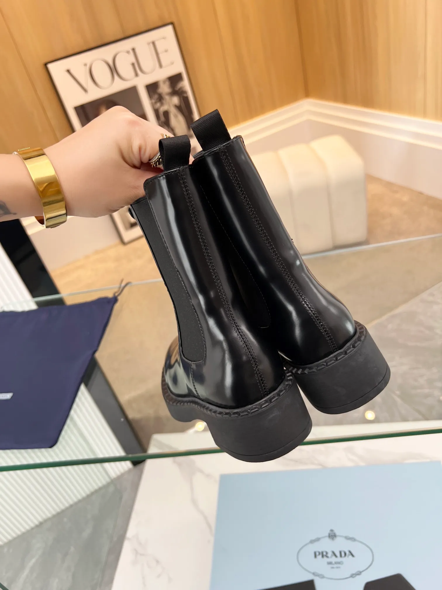 👟👟Ex-factory price 640👟👟 Top quality🔝2023 SSS launches Prada short boots series🌲🌲 🆚🆚🆚 💥PRADA's early autumn and winter T-stage catwalk show is the same style as "Dreams never sleep". Prada can use it on important occasions. The fresh style has a little extravagant feeling, and it is perfect on the feet. 💃💃Wear it with these shoes. Elegant, crystal clear, and various accessories and materials are exclusively customized one-to-one, so that there is no distance from the original version. The entire series is a combination of exciting and unexpected elements, allowing you to appreciate the ever-changing style of the Prada girl. 1⃣ Upper: Imported calfskin 🔴Cow patent leather ����Open edge beaded cowhide 🔴Inner lining: Imported sheepskin lining 3⃣Outsole: Original Italian outsole Color supply, code number 35-41